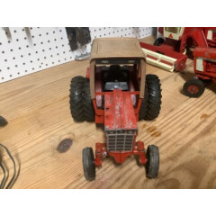 Vintage International 1586 toy tractor 1/16th scale