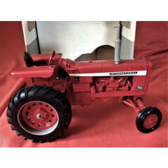 International Tractor 756 - With Box - by Ertl