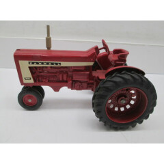 FARMALL 806, FROM 60'S, WITH ROUND FENDERS & DIE CAST REAR RIMS,