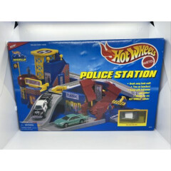 HOT WHEELS WORLD POLICE STATION K9 UNIT CAR COPS AND ROBBERS FIGURES 1996