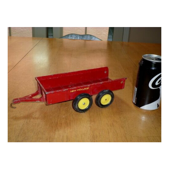 ERTL COMPANY - NEW HOLLAND TRAILER, PRESSED STEEL METAL TOY, SCALE 1:18, VINTAGE {9}