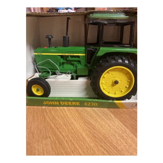 John Deere Ertl 4230 Tractor Model 1/16 Scale NIB {1}