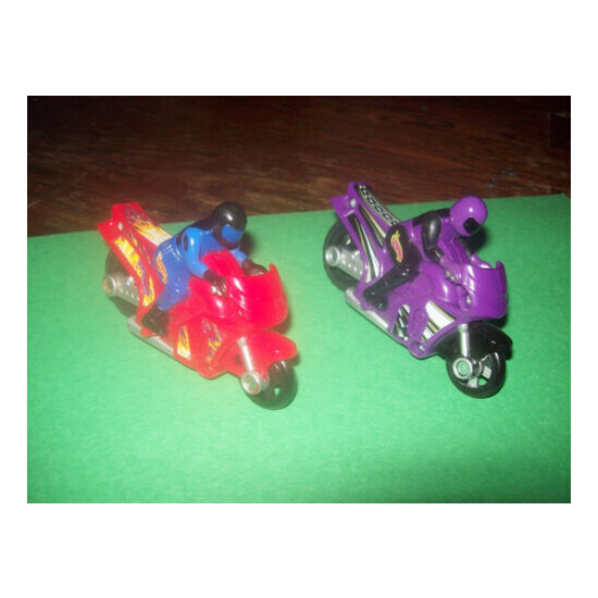 HOT WHEELS LOT OF TWO RED AND PURPLE RACE BIKE WITH FIGURES {4}
