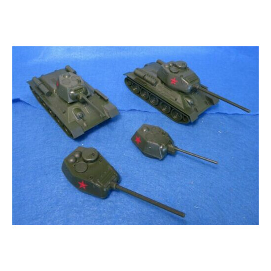 Classic Toy Soldiers WWII Russian tanks T-34/76 + 85 mm with two extra turrets {1}