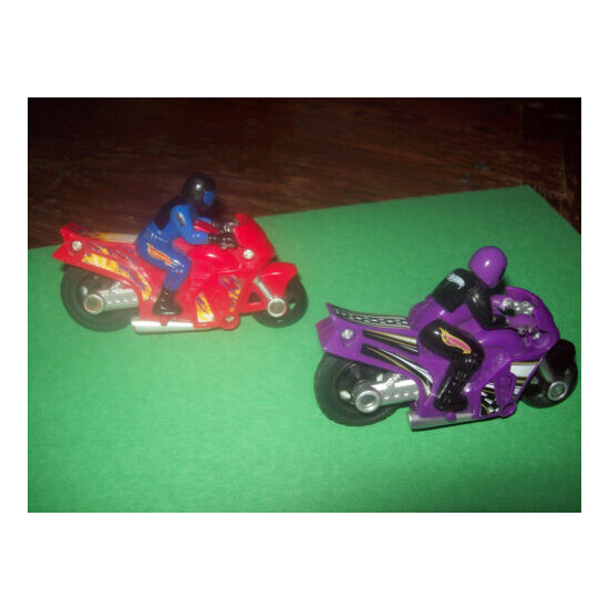 HOT WHEELS LOT OF TWO RED AND PURPLE RACE BIKE WITH FIGURES {3}