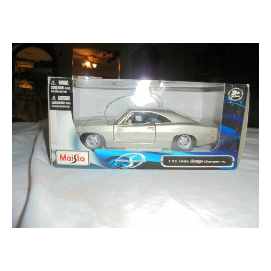 NEW 1/25 diecast Metal car 1969 Dodge Charger r/t Silver Special Edition Maisto {1}