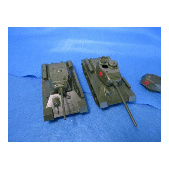 Classic Toy Soldiers WWII Russian tanks T-34/76 + 85 mm with two extra turrets {3}
