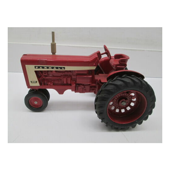 FARMALL 806, FROM 60'S, WITH ROUND FENDERS & DIE CAST REAR RIMS, {1}