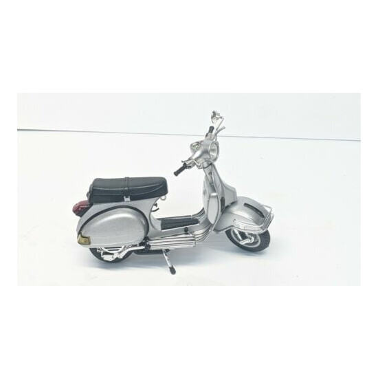 NEW RAY 42123 1978 VESPA P200E DEL 1/12 VINTAGE SCOOTER MOTORCYCLE SILVER {1}