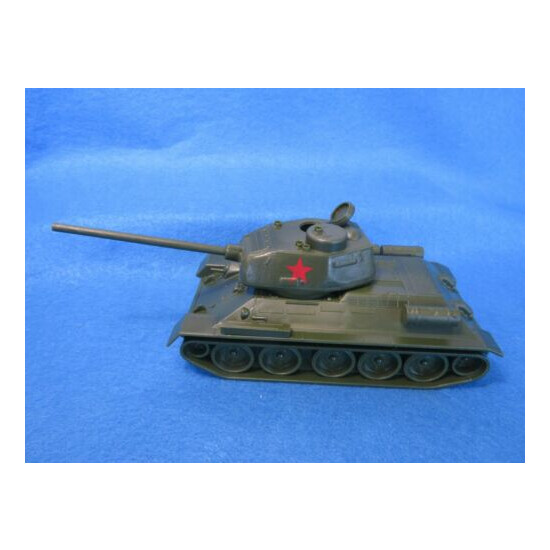 Classic Toy Soldiers WWII Russian T-34/85 Tank 1:32, hard plastic {1}