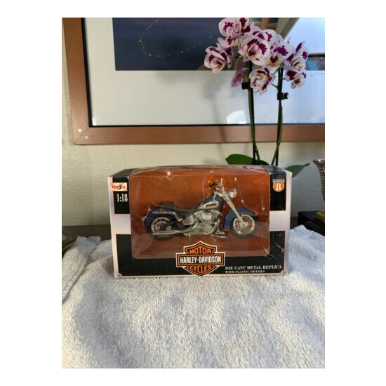 Maisto Series 8 Harley Davidson FLST Heritage Softail Evolution 1:18 New In Box {1}