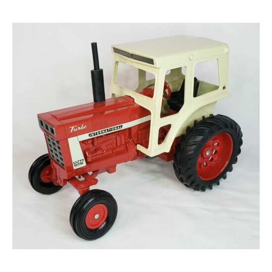 Vintage International Harvester Farmall 1066 Tractor With Cab By Ertl 1/16 Scale {1}