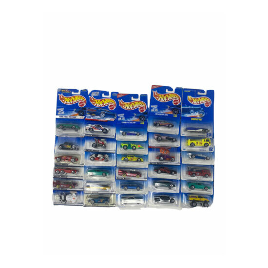 HOT WHEELS DIE CAST CARS LOT OF 30 PCS ON CARDS MAY VARY AGE 1996-2001 {1}