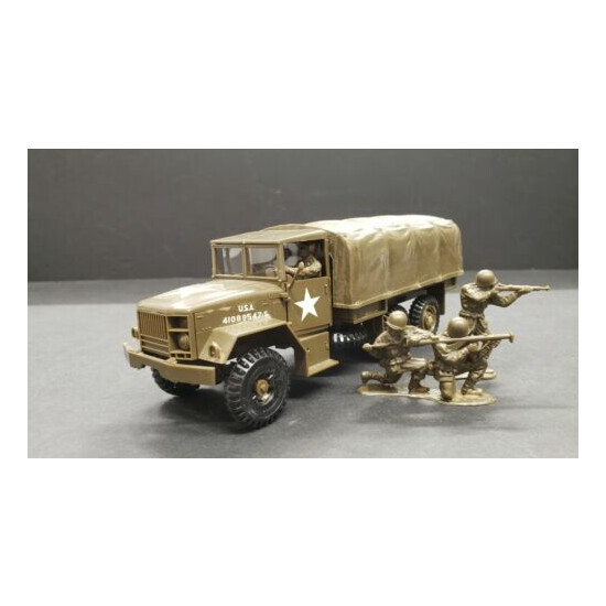 ARMY TRUCK BUILT WITH FIGURES S43 {1}