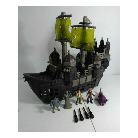 Pirates of the Caribbean Dead Men Tell No Tales Silent Mary Ghost Ship Playset {1}