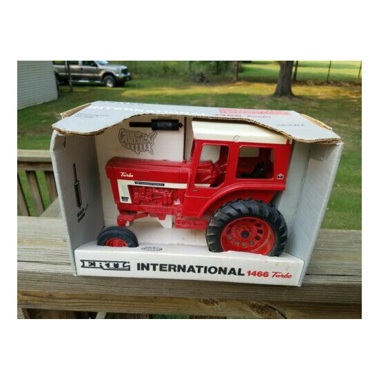 Ertl 1990 IH International Harvester 1466 Turbo Special Edition Tractor 1/16 {1}