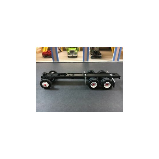 1/64 SPECCAST ROLLING TANDEM AXLE CHASSIS W/ WHITE WHEELS {1}