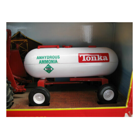 BRAND NEW in BOX NRFB**TONKA FARM **1:16Tractor +Anhydrous Ammonia Wagon DIECAST {3}