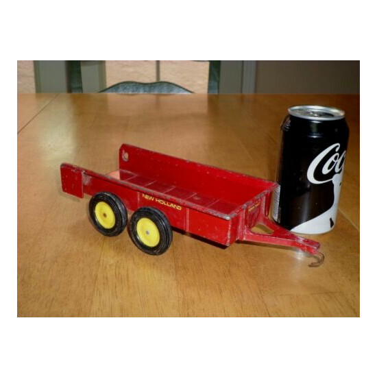 ERTL COMPANY - NEW HOLLAND TRAILER, PRESSED STEEL METAL TOY, SCALE 1:18, VINTAGE {1}
