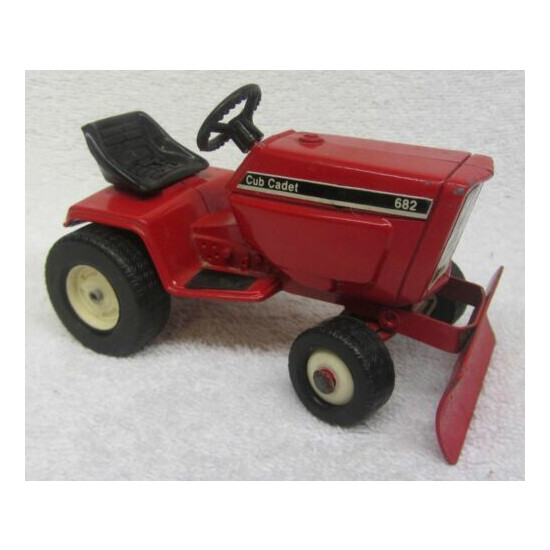 Vtg International CUB CADET 682 Toy Riding Lawn Mower w/BLADE 1/16 ERTL DIECAST {1}